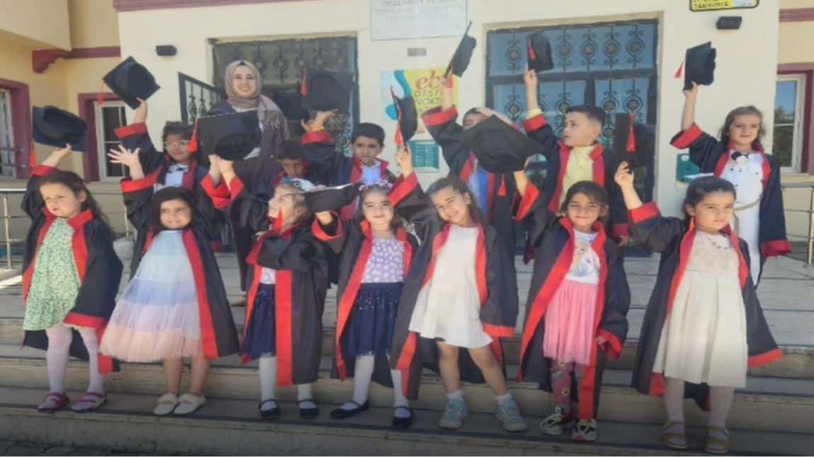 ANASINIFIMIZ MEZUNİYETİNİ COŞKUYLA KUTLADI